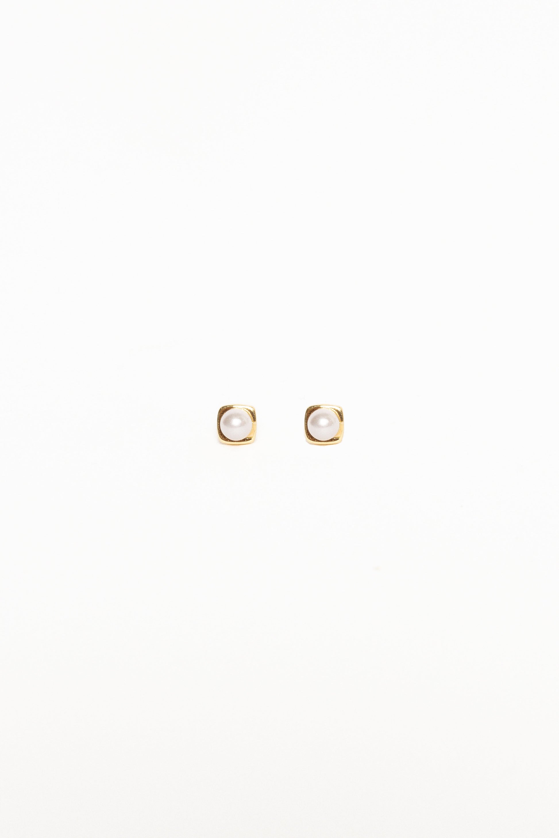 Helene Stud Earrings - Gold/Pearl